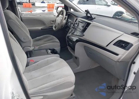 2014 Toyota Sienna Le V6 8 Passenger z USA, uszkodzony, nr VIN 5TDKK3DC4ES489483